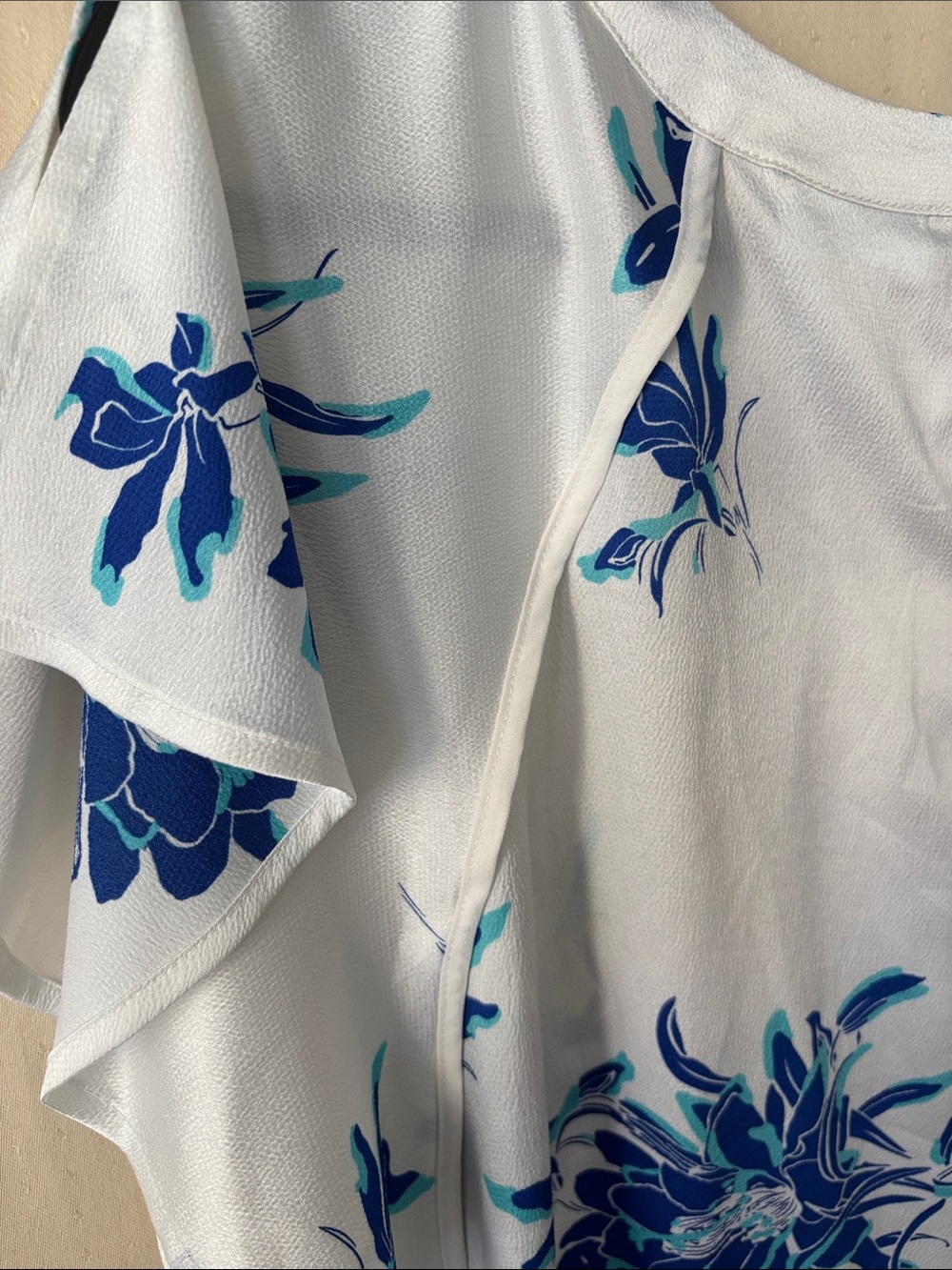 Liz Claiborne Blue Floral Flutter Cold Shoulder Blouse XL White Satin Top - Picture 6 of 10